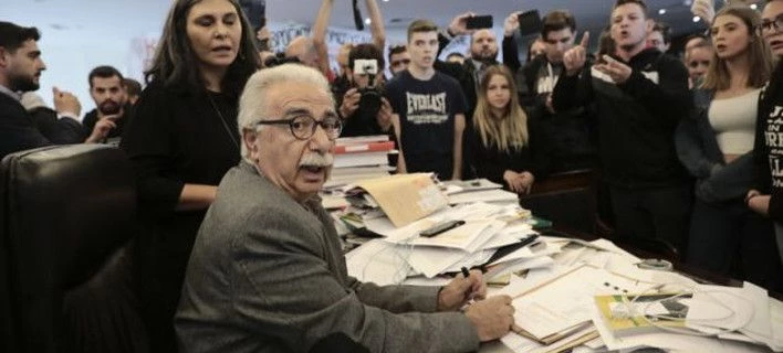 Το μπάχαλο στο γραφείο του Γαβρόγλου δεν πέρασε απαρατήρητο -Τα ειρωνικά σχόλια (εικόνες)